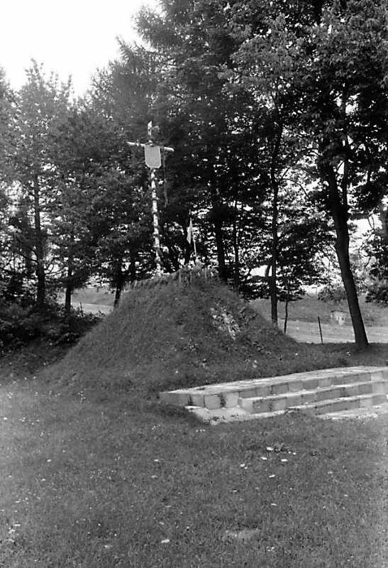 1990 р. Пам’ятний знак героям біля…