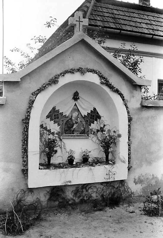1990 р. Каплиця в стіні огорожі