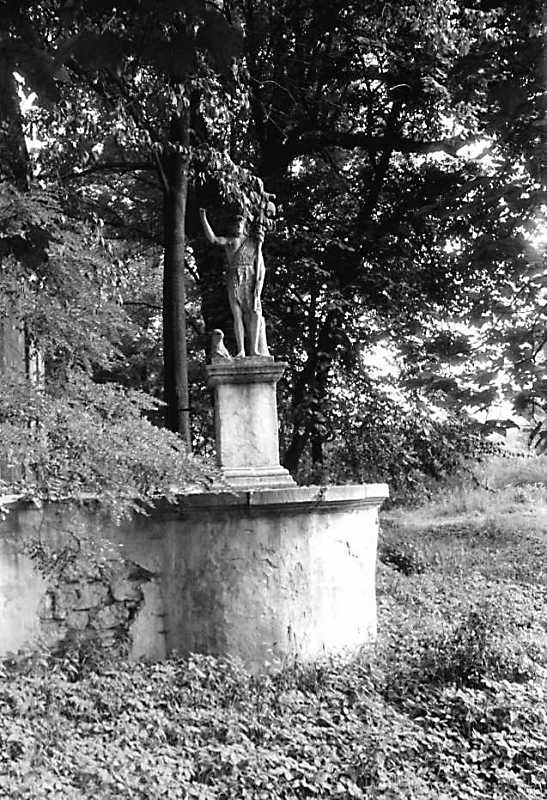 1990 р. Скульптура біля костелу