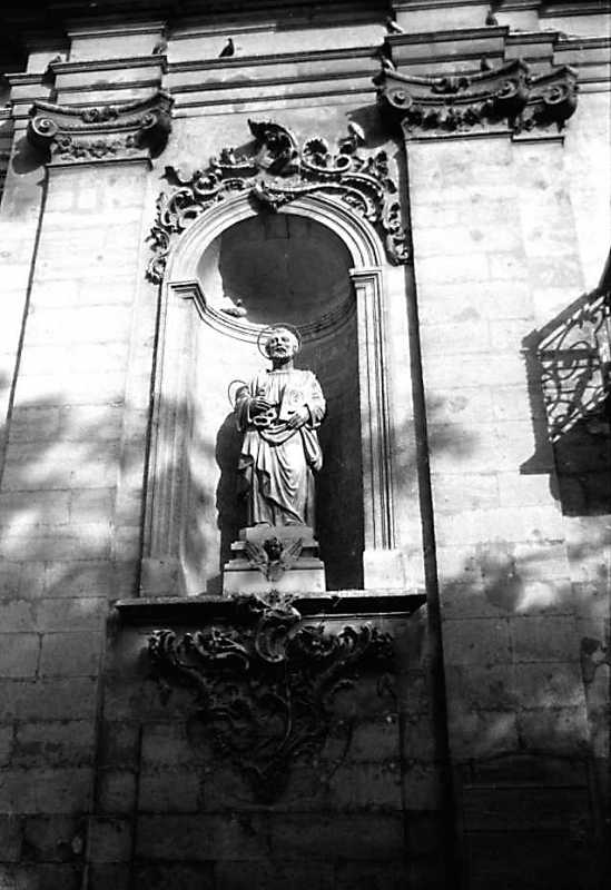 Скульптура апостола Петра в ніші