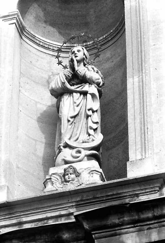 Скульптура “Непорочне зачаття” в ніші…