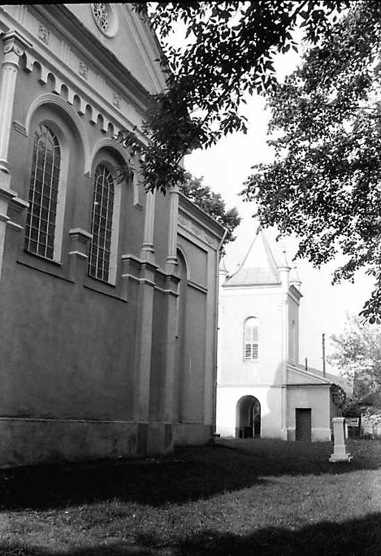 1990 р. Північний фасад церкви і…