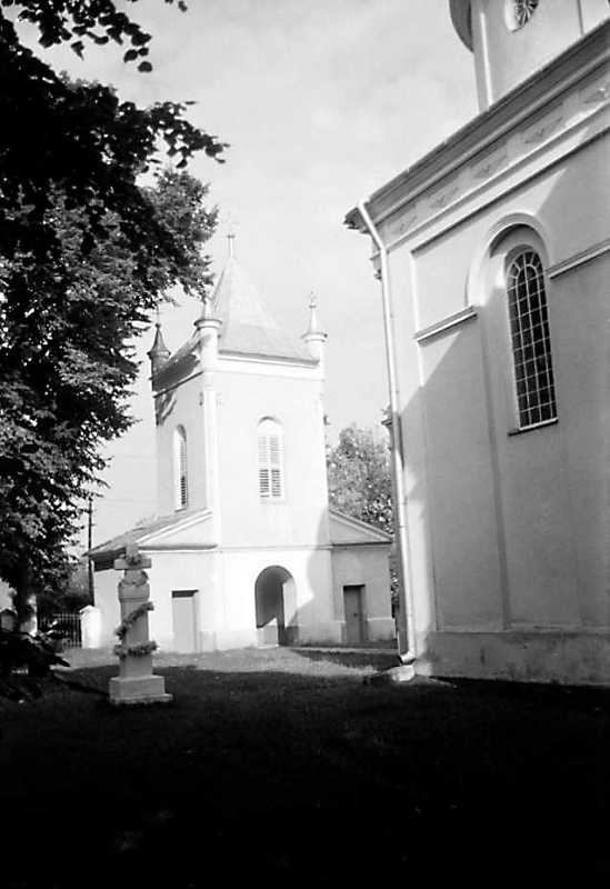 1990 р. Дзвіниця і фрагмент бабинця.…