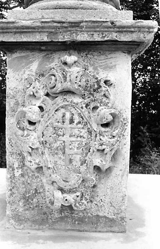 Різьблений герб на базі