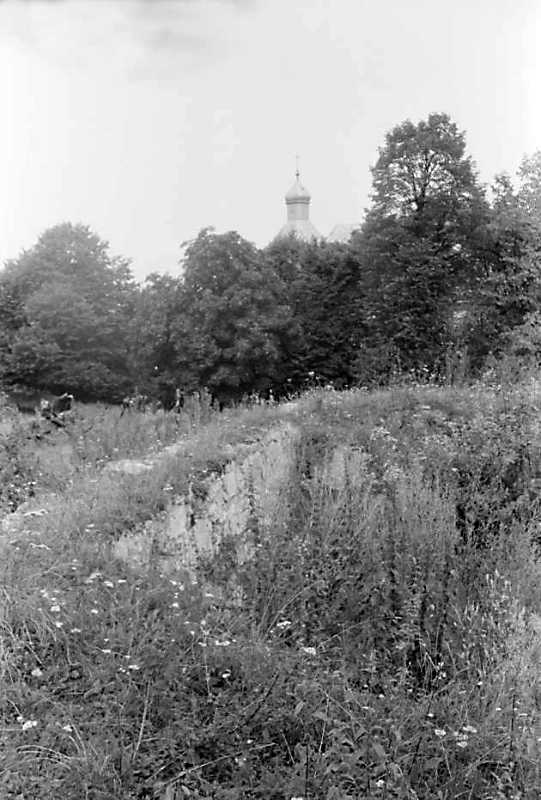 1990 р. Вид на церкву від костелу