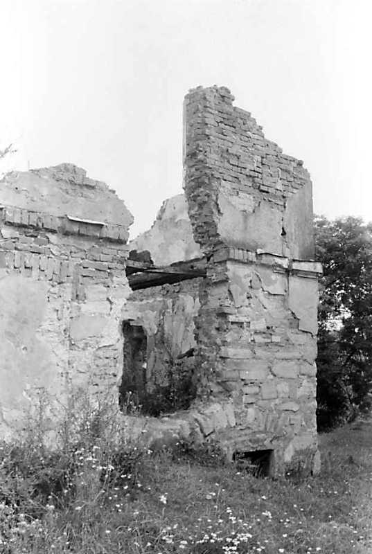 1990 р. Руїни плебанії