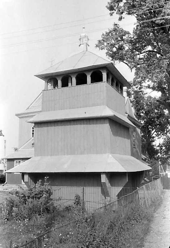 1990 р. Дзвіниця на тлі церкви. Вигляд…