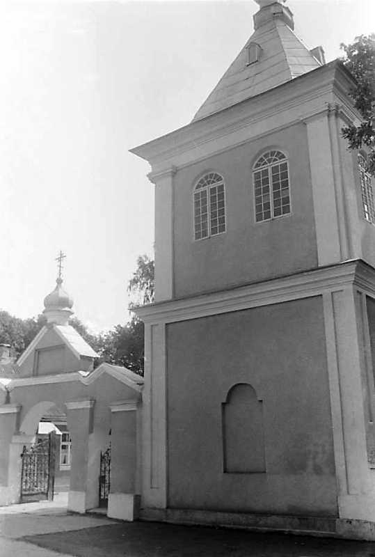 1990 р. Брама і дзвіниця. Вигляд з…