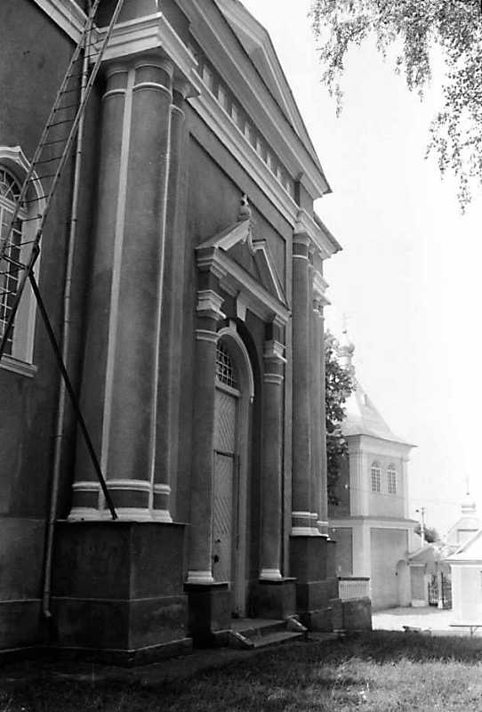 1990 р. Бічний фасад в ракурсі. Вигляд…