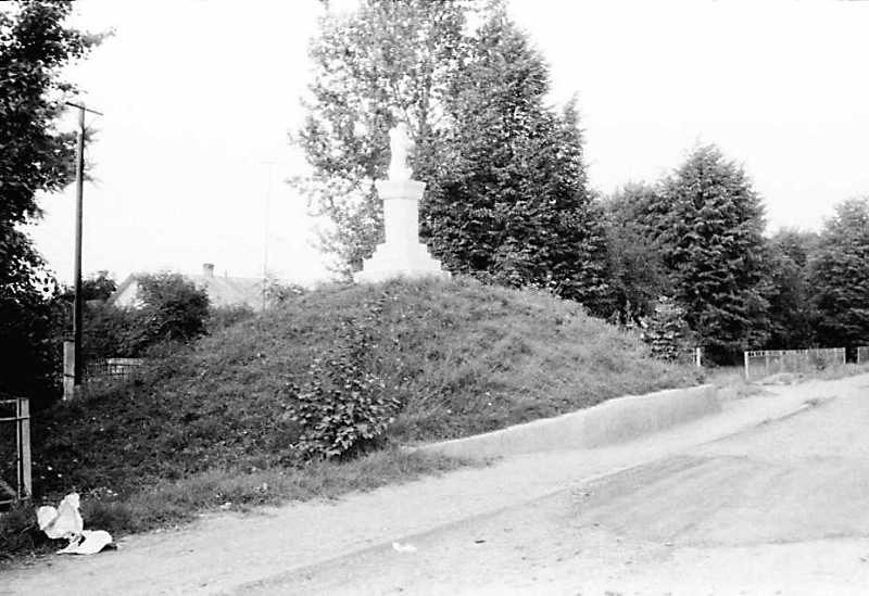 Курган в центрі села, на головній вулиці. За переказом, десь у 15 ст. татари… Курган