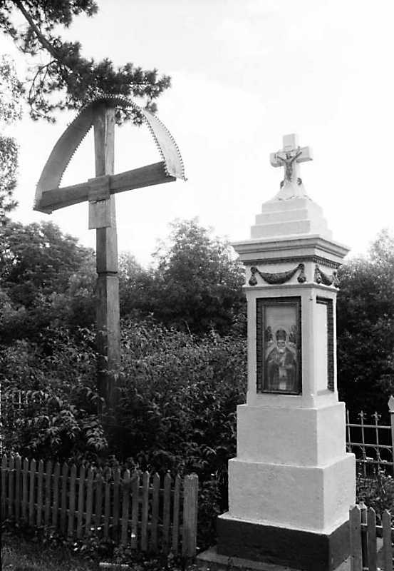 1991 р. Хрести біля церкви