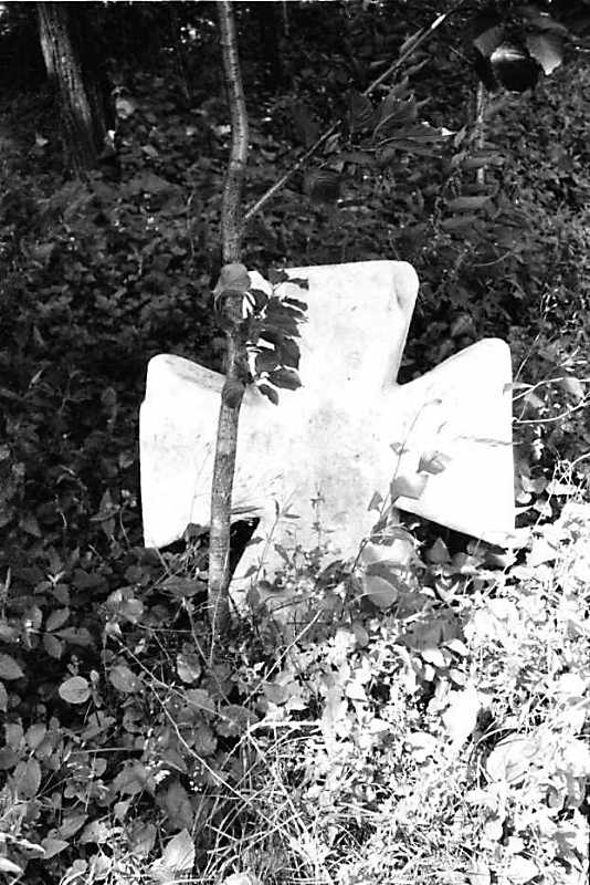 1991 р. старий хрест біля церкви