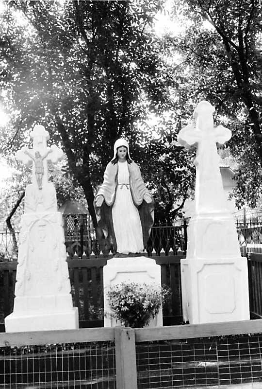 1991 р. Фігура богородиці біля церкви