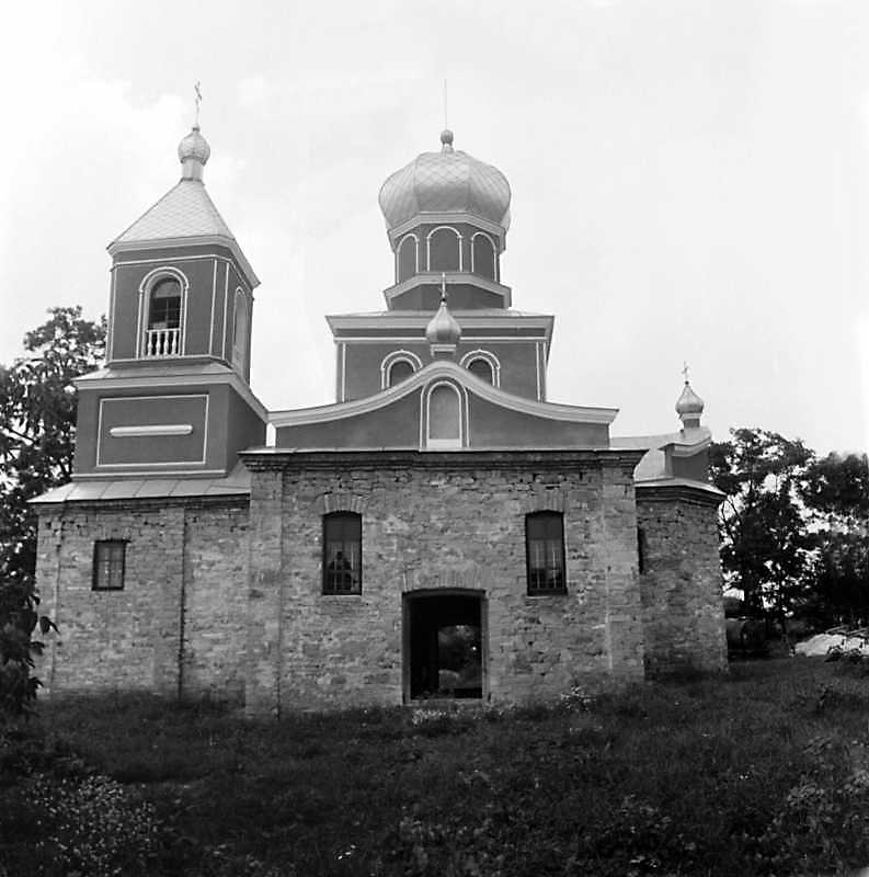 Церква Воскресіння в селі на лівому березі Збруча збудована на початку 18 ст.… Церква Воскресіння