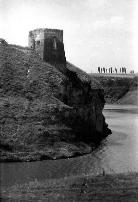 1991 р. Північна башта над урвищем.…