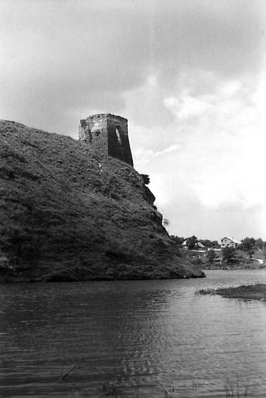 1991 р. Північна башта над урвищем.…