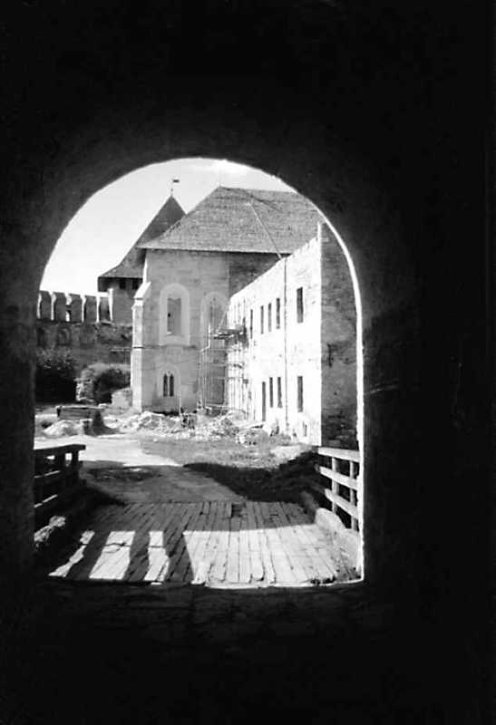 1991 р. Вид на каплицю і казарму через…