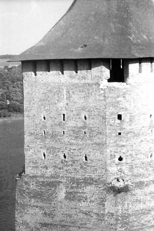 Верхня частина з бійницями