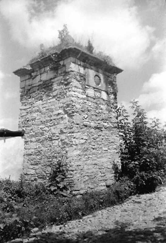 1991 р. Стовп середньої брами на…