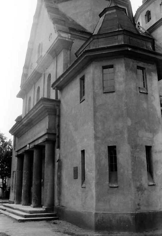 1991 р. Головний фасад в ракурсі.…