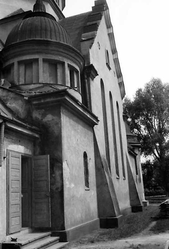 1991 р. Бічний фасад в ракурсі. Вигляд…