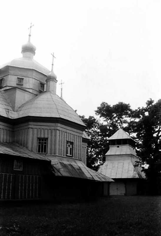 Нава церкви і дзвіниця