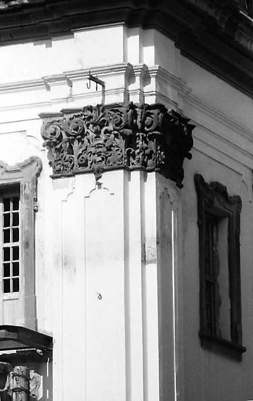 Капітелі наріжних пілястр