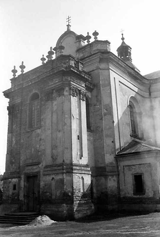 Притвор і нава