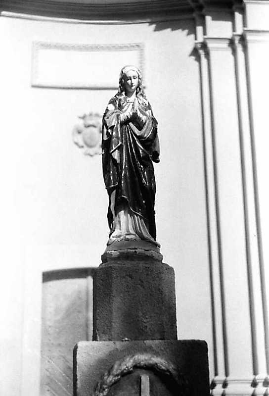 1991 р. Скульптура богородиції перед…