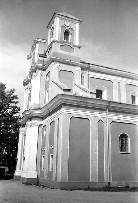 1991 р. Головний фасад в ракурсі.…