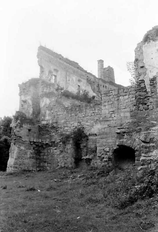 1991 р. Фрагменти башти 11 і зовнішня…