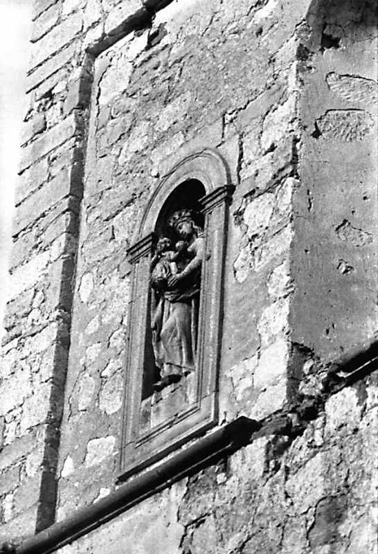 Скульптура богородиці з немовлям у ніші