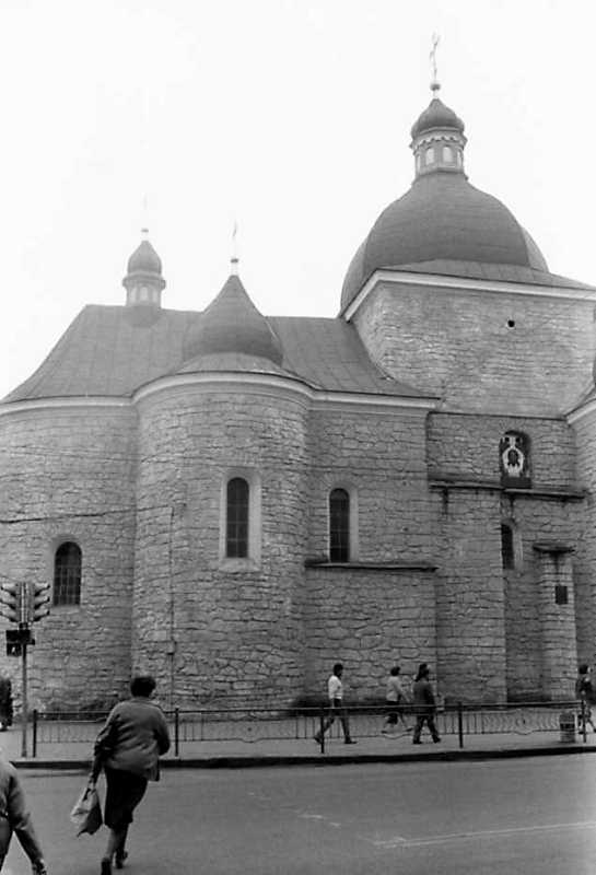 Вівтар і нава