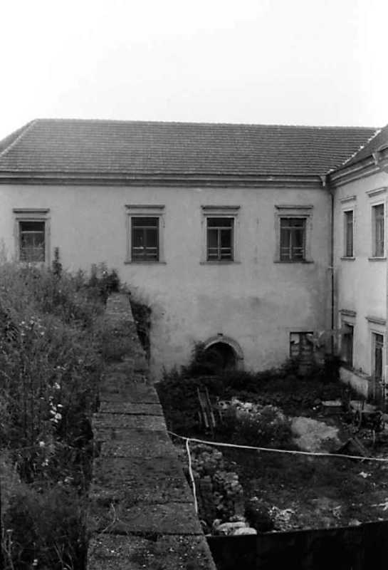 1991 р. Ліве крило палацу