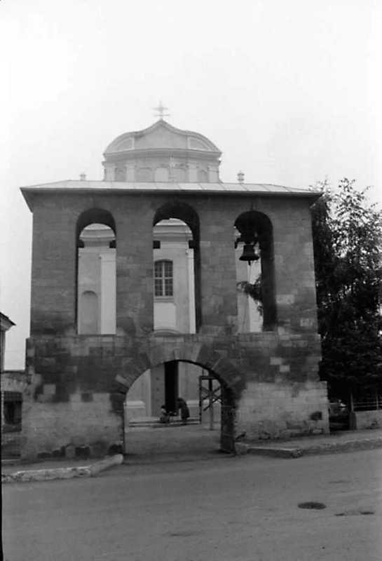 1991 р. Дзвіниця і церква. Вигляд з…