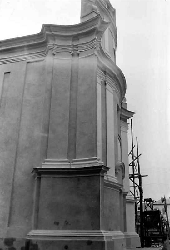 1991 р. Головний фасад в ракурсі.…