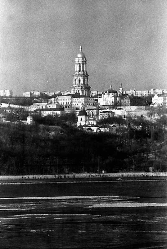 1992 р. Ближні печери на тлі Верхньої…