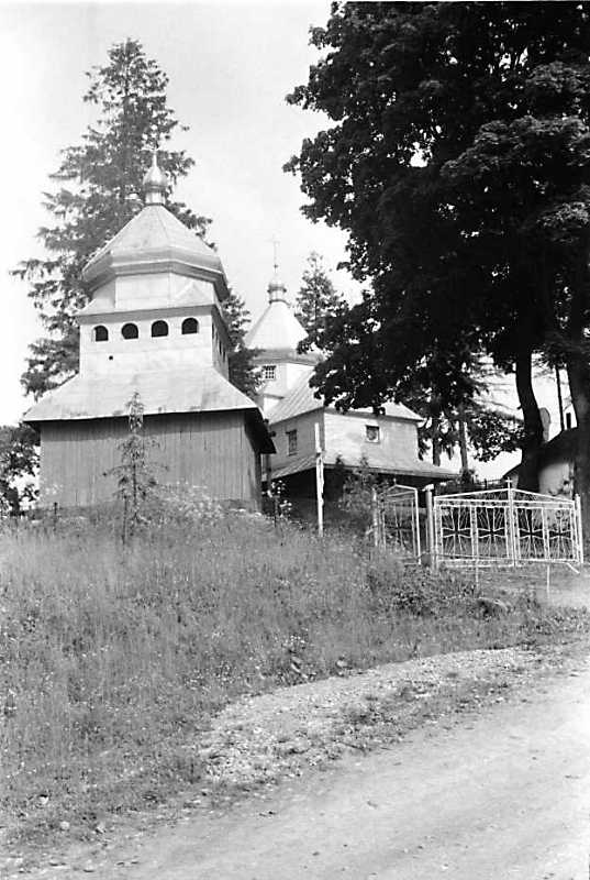 1992 р. Дзвіниця і церква. Вигляд із…