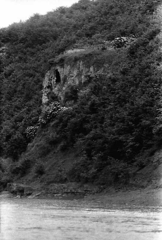 1992 р. Печера на березі Дністра білся…