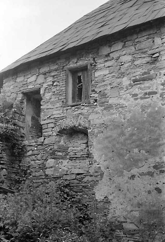 1992 р. Фрагмент муру з отворами