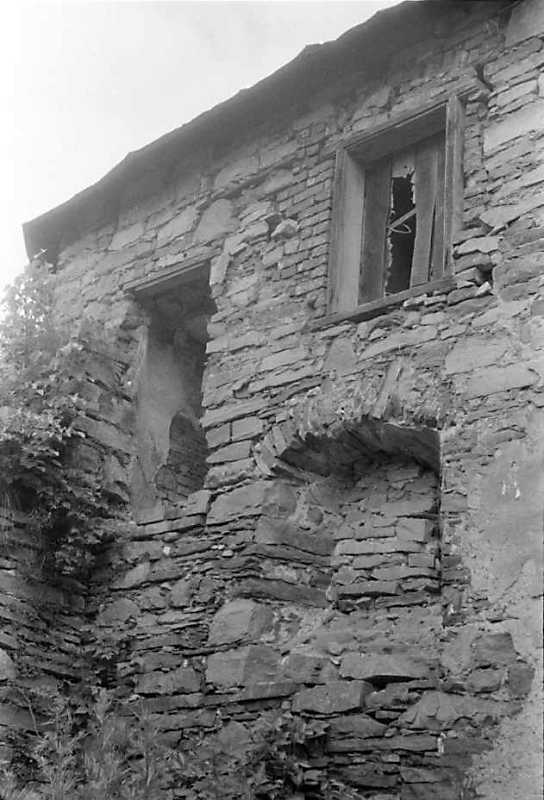 1992 р. Фрагмент муру з отворами [2]