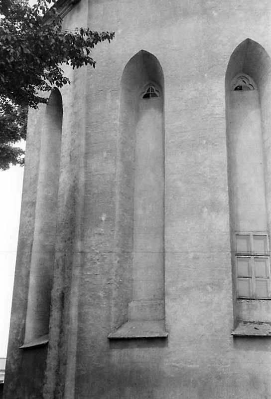 1992 р. Стрілчасті ніші для вікон