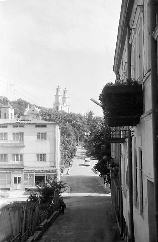 1992 р. Вигляд з півночі, від площі…