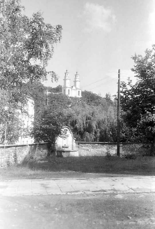 1992 р. Ніша для скульптури на тлі…