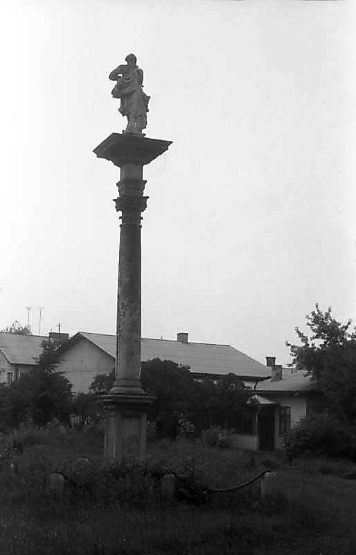 1992 р. Колона перед головним фасадом…