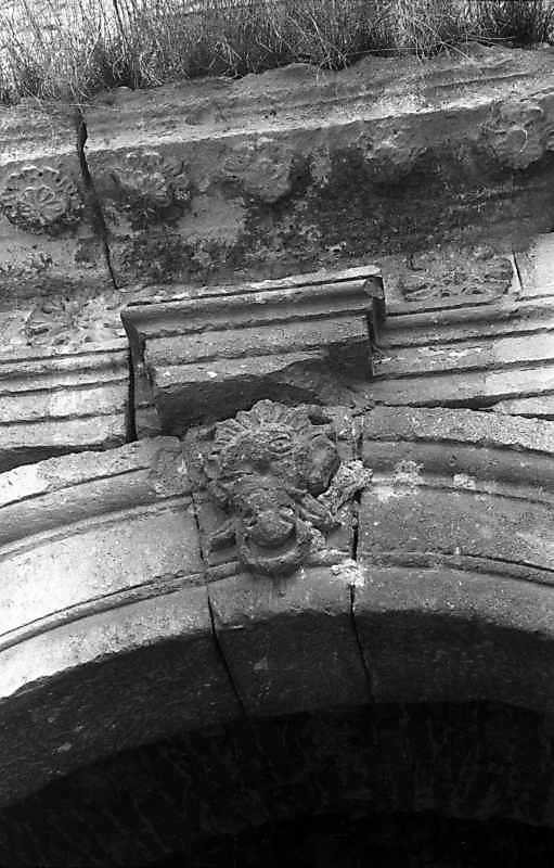 Замковий камінь арки проїзду