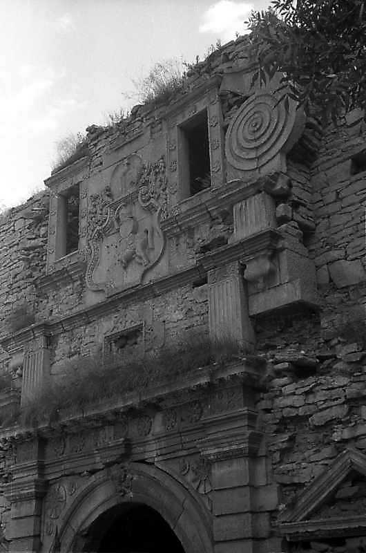 1992 р. Верхня частина надбрамної…