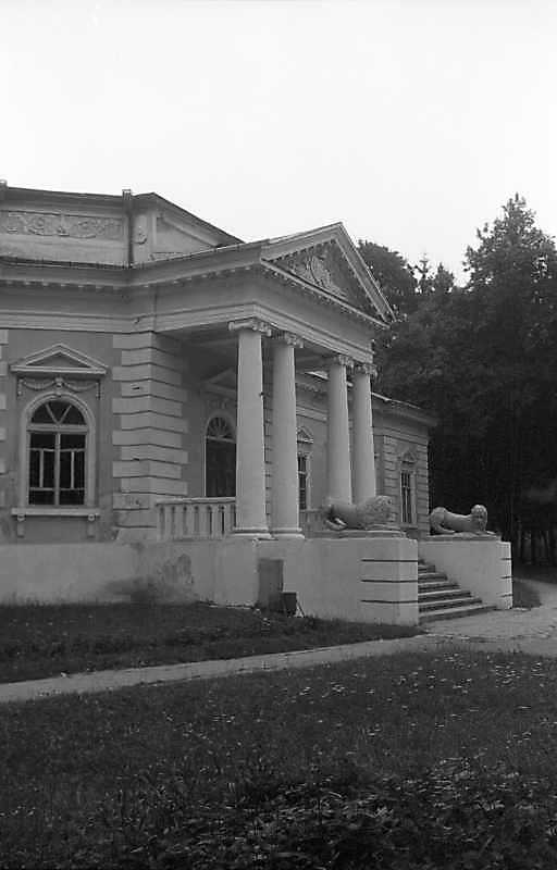 1992 р. Ґанок південного фасаду.…