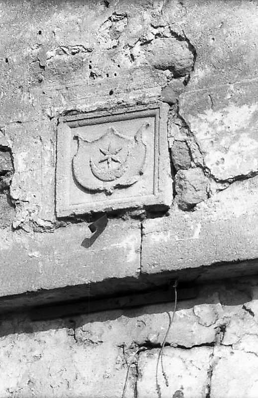 Різьблений герб