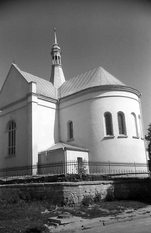 Нава та вівтар